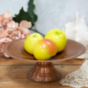Cuenco de pedestal bañado en cobre. Acabado martillado. Frutero. Decoración de cocina vintage. Década de 1950 y 1960.