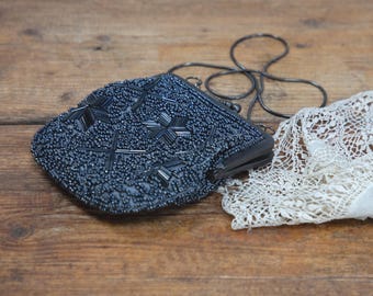 Bolso de noche vintage negro con cuentas y correa para el hombro. Hammels, años 70.