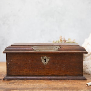 Scatola per sigarette in legno di quercia Art Déco. Custodia in legno invecchiato. Cartiglio in ottone patinato. Gioielleria. Fodera in cedro. Con serratura. Arredamento antico. C1920