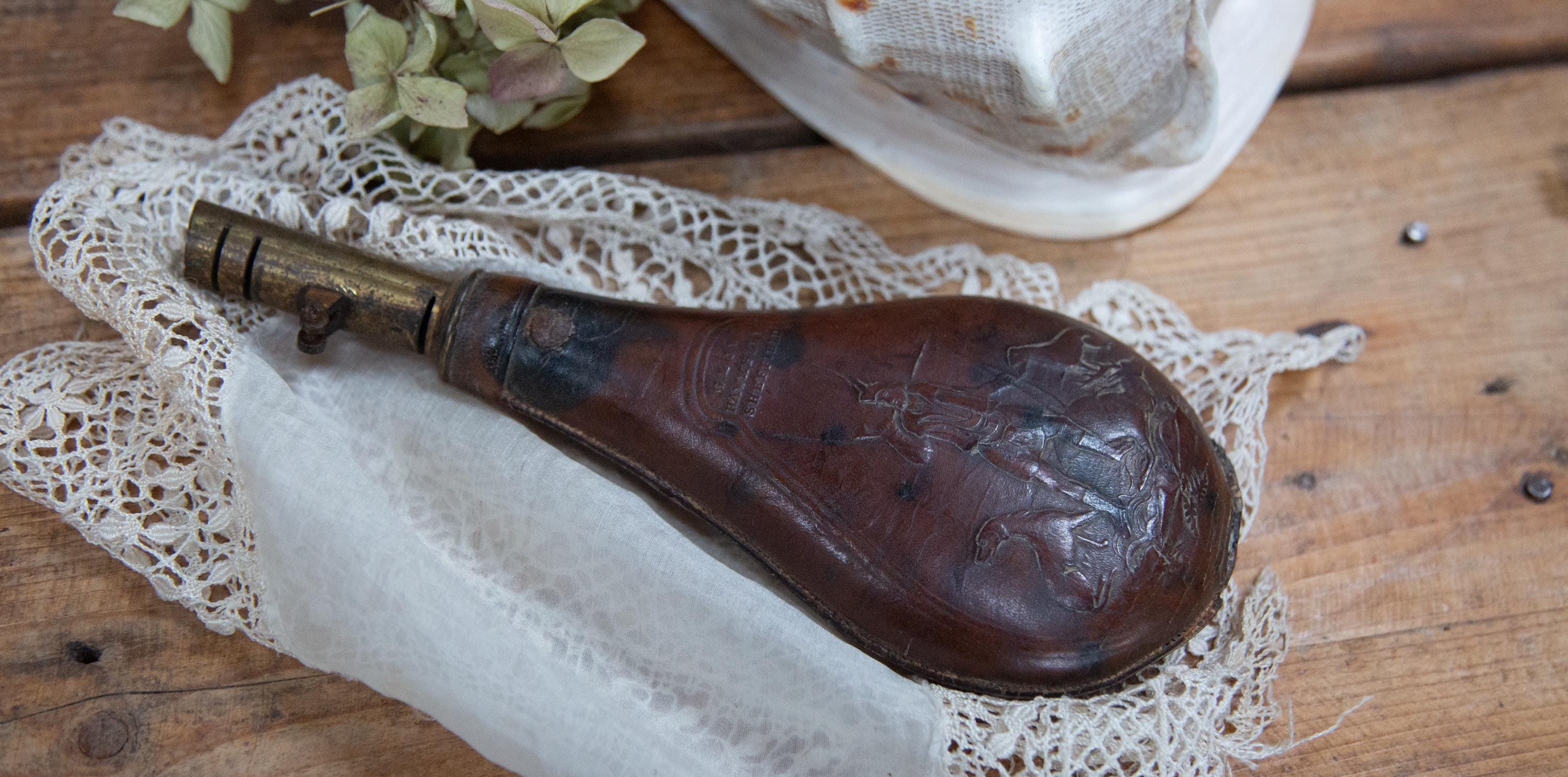 sawaco 1900～1910年頃フランスアンティーク フォールディング Aged Hawksley Powder Flask. Antique. Leather & Brass. Victorian