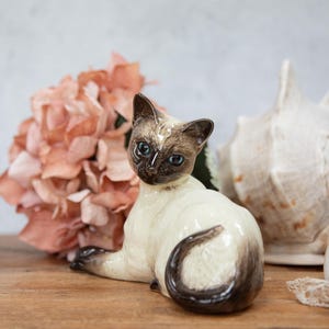 Beswick Siamese Cat. Ceramic Ornament. No 1558. Lying Left. Figurine. Statue. Hand Painted. Vintage C1970s