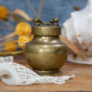 Pote de Água Benta Antigo em Latão: Artefato Cultural Artesanal; Hindu-Budista
