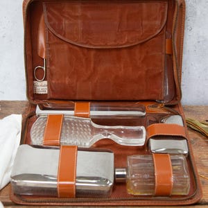 Beauty case vintage da uomo. Beauty case in pelle di vacchetta marrone chiaro. Pentole. Spazzola. Calzascarpe. Rasoio. Anni '50