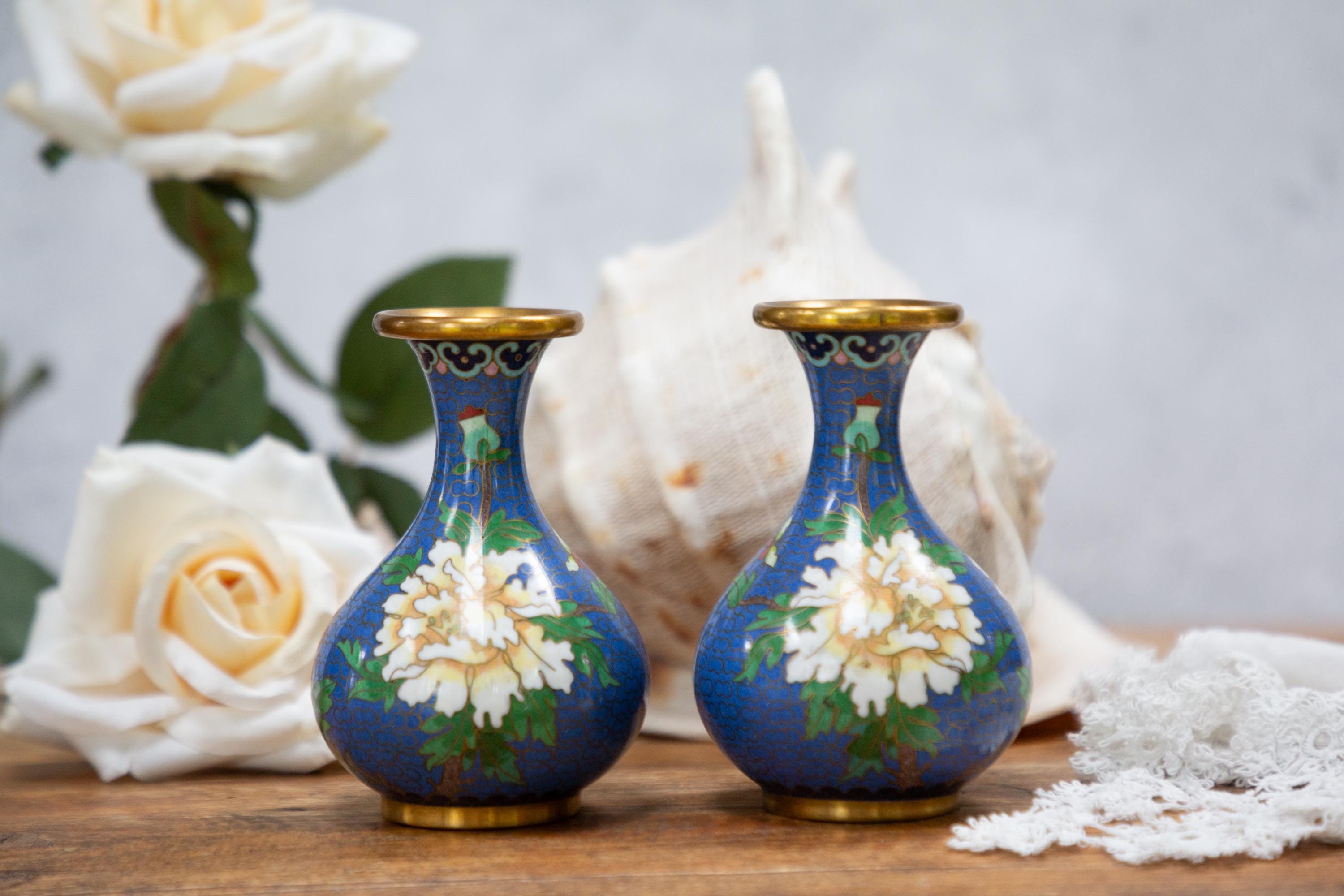 装飾的な金属製花瓶 真鍮製　中古品 ヴィンテージエナメル真鍮製花瓶：コバルトブルーの牡丹の花飾り、1950