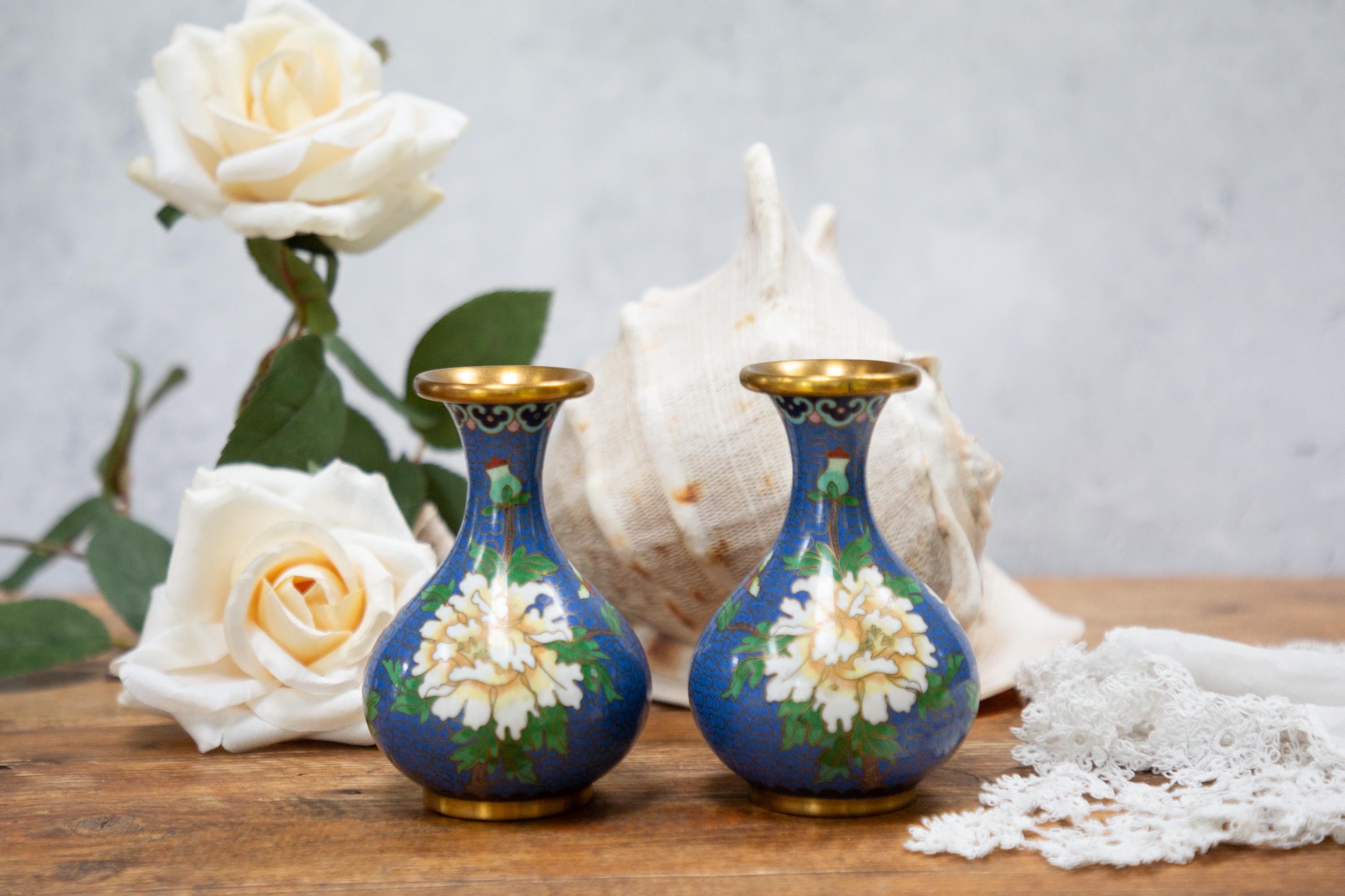 ヴィンテージエナメル真鍮製花瓶：コバルトブルーの牡丹の花飾り、1950