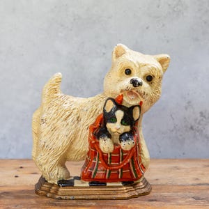 Zware deurstopper hond. Dier. Crèmerood zwart metaal. Voor Binnendeur achter. Gietijzeren stijl. Vintage jaren 50