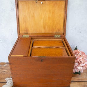 Caja de costura victoriana. Varios compartimentos. Llave. Cerradura. Madera de tonos cálidos. Cajas. Joyas. Almacenamiento antiguo, década de 1850