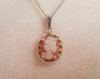 Collier Vintage En Plaqué Or Avec Camée - Pièce Unique Occasion - Quelques Traces D'usure