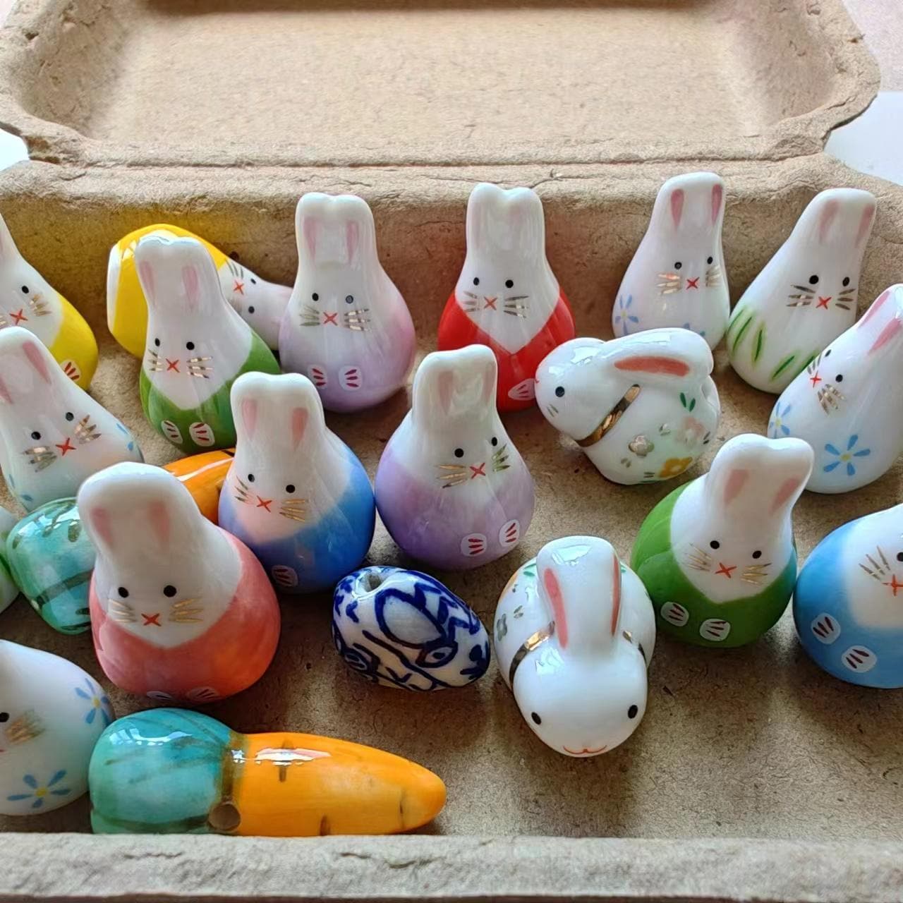 Un Mignon Petit Lapin Ou Un Lapin Assis Tenant Une Carotte | Vecteur
