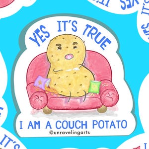 Puede incluir: Una pegatina con una patata de dibujos animados sentada en un sofá rosa con una bolsa de patatas fritas y una almohada. La patata tiene una expresión de sorpresa. El texto de la pegatina dice "Sí, es verdad, soy una patata de sofá @unravelingarts".