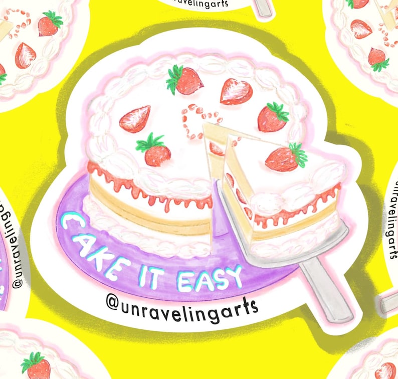 Pu&ograve; includere: Una torta bianca con glassa rosa e fette di fragole in cima. La torta &egrave; su un piatto viola con il testo "Cake it easy" in lettere blu e rosa. La torta viene servita con una spatola argentata. Il testo "@unravelingarts" &egrave; scritto in lettere blu e rosa sotto il piatto.