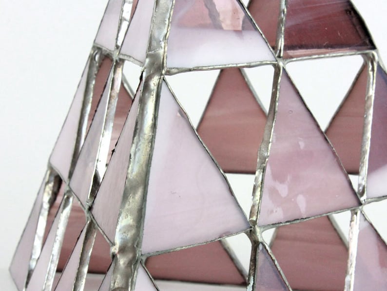 Dekopyramide aus Glas lila Bild 3