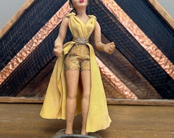 ヴィンテージのタイの踊り人形：職人による民芸品のカップル、民族衣装