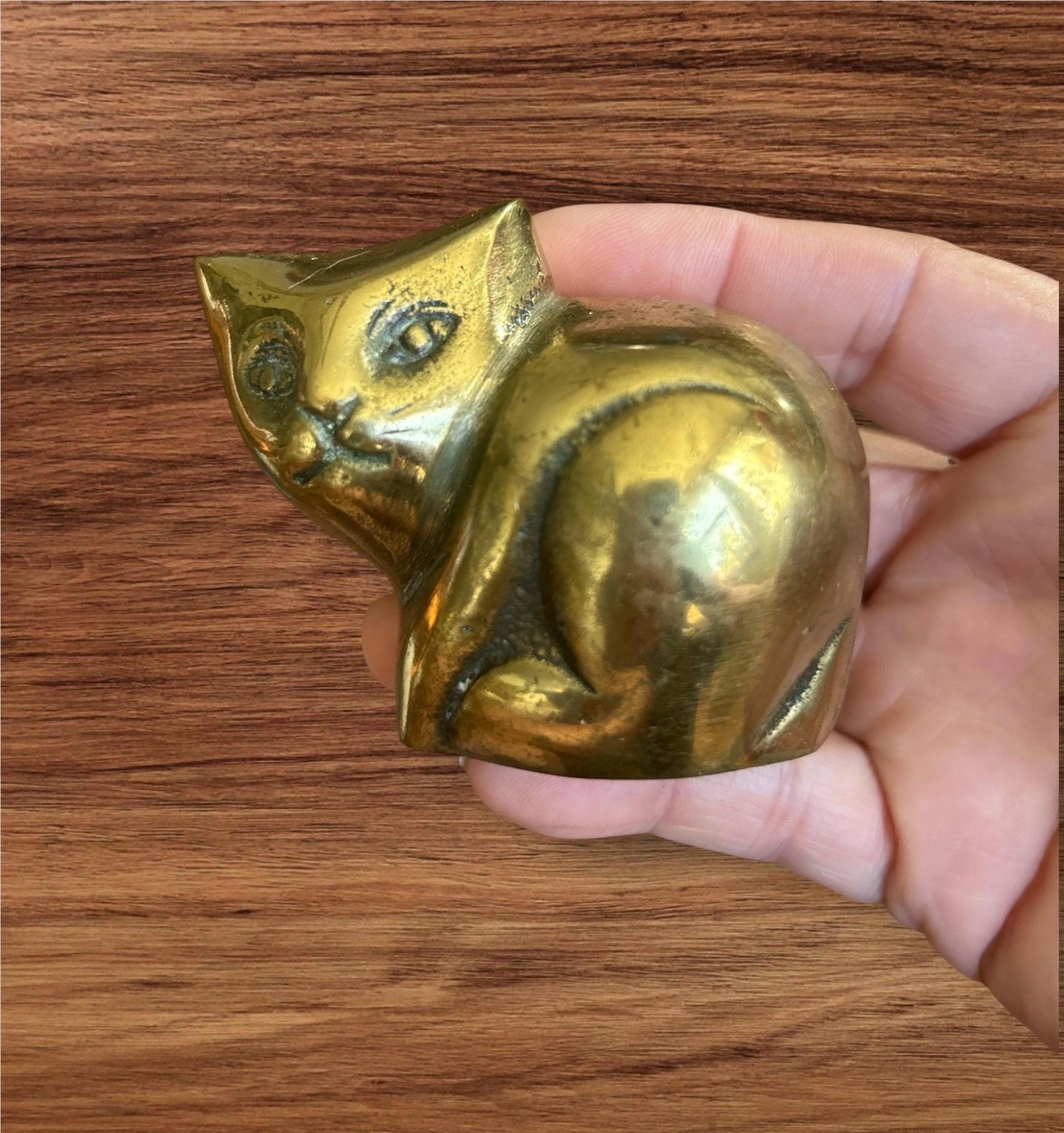 真鍮製の猫の小さなヴィンテージしゃがんだ猫（ザイデル社製）の置物