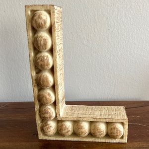 Letra L Resina Aspecto de madera Alfabeto Estante inicial Decoración 6 1/2 pulgadas de alto Madera como con forma de bola Estante de relleno Decoración de letras