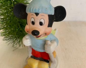 Figura de bisque de porcelana de Mickey Mouse sobre esquís, Walt Disney Productions
