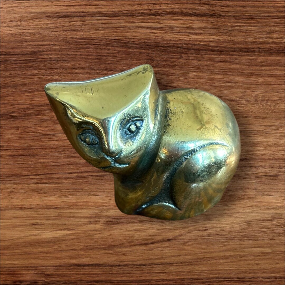 真鍮製の猫の小さなヴィンテージしゃがんだ猫（ザイデル社製）の置物