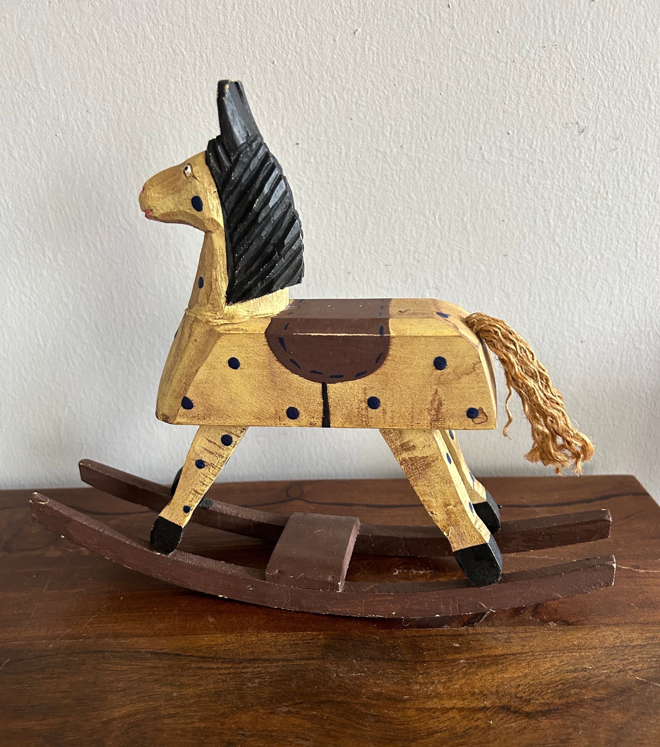 Cavallo a dondolo in legno primitivo intagliato a mano, dipinto a