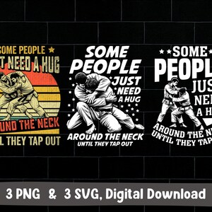 Puede incluir: Descarga digital con tres diseños. Cada diseño presenta el texto "Algunas personas solo necesitan un abrazo alrededor del cuello hasta que se rinden." Las imágenes muestran escenas de lucha de artes marciales, con una puesta de sol retro, una ilustración en blanco y negro y un contorno simple.