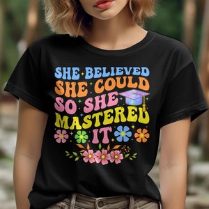 Mastered It Abschluss Shirt: Groovy Blumendesign, Klasse von 2024