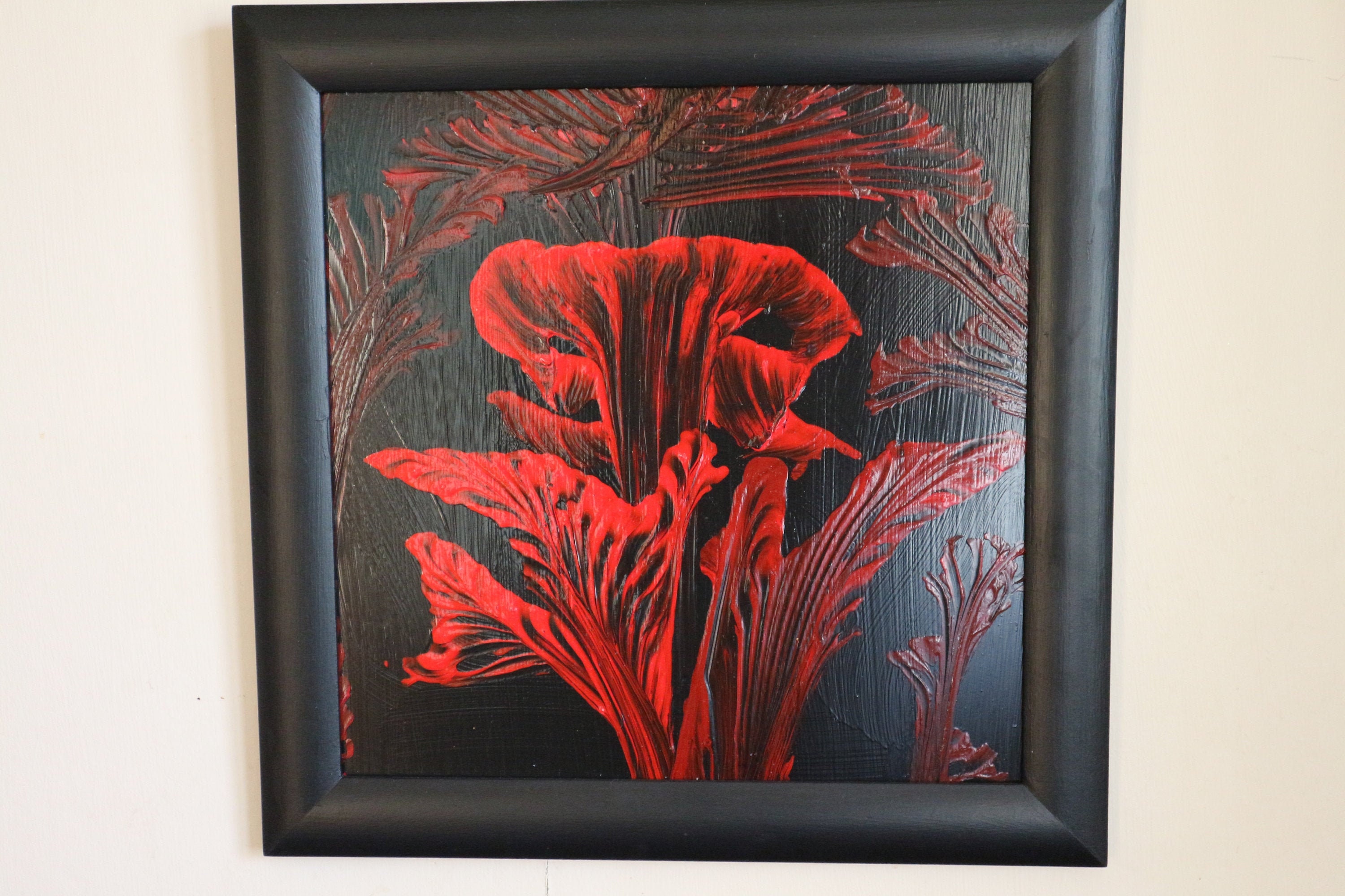 Tableau de Fleurs Stylisées Rouges sur Fond Noir