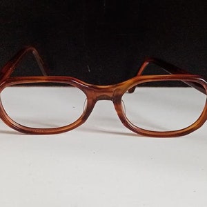 Op de afbeelding: Een paar bruine schildpadbrillen met een rechthoekig montuur.