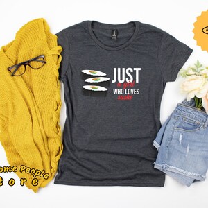 Sushi Shirt, Just A Girl Who Loves Sushi Shirt, Hoodie, Sushi Shirt, Sushi Geschenk, Sushi Liebhaber Shirt, Lustige Sushi Tee, Geschenk für Sushi Liebhaber