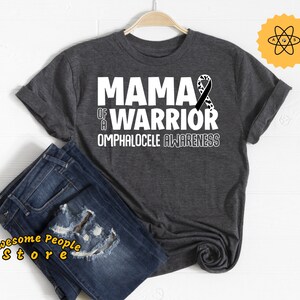 Mama eines Kriegers, Omphalocele-Syndrom, Omphalocele-Bewusstsein, schwarz-weißes Band, schwarzes Band, Omphalocele-Band, Unisex-T-Shirt