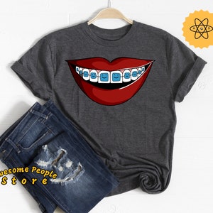 All Together Now | Hosenträger Shirt | Orthidae Shirt | Geschenk für Ortharzt | Zahnspangen Geschenk | Lustiges Hosenträger Shirt