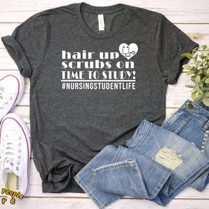 Haren omhoog Scrubs op Nursing Student Tshirt - verpleegkundige - koffie Scrubs en rubberen handschoenen - graduatiegift voor verpleegkundige - schattig T-Shirt Unisex