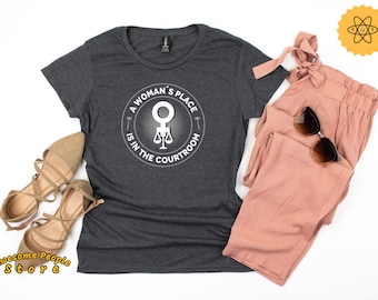 Anwalt Shirt / Anwalt Geschenk / eine Frau Platz ist im Gerichtssaal Shirt / Law Student Geschenk / Law School Abschlussgeschenk / Law School