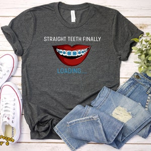 Gerade Zähne schließlich | Zahnspangen Shirt | Kieferorthopädie Shirt | Geschenk für Kieferorthopäden | Zähne Zahnspangen Geschenk | Lustige Hosenträger Shirt