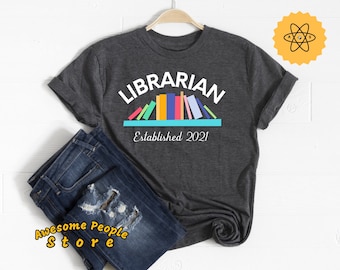 Camisa de bibliotecario, Bibliotecario de establecimiento de empleo 2021, La lectura está iluminada, Camisa de libro de literatura, Regalo para bibliotecario, Bibliotecario escolar, Libros de amor