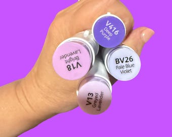 Puede incluir: Un conjunto de cuatro rotuladores de arte de color púrpura y lavanda. Los rotuladores tienen barriles blancos y tapas con códigos de color con los nombres y códigos: V416 Deep Purple, BV26 Pale Blue Violet, V18 Bright Lavender y V13 Greyed Lavender.