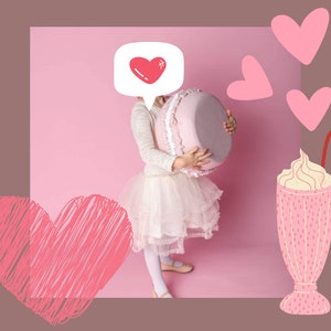 Puede incluir: Una persona joven con un vestido blanco sostiene un objeto grande de color rosa con forma de pastel. El fondo es rosa con corazones y un batido rosa con una pajita.