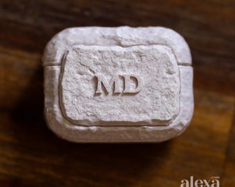 Personalisierte Airpods Hülle - Individueller Name / Logo - Kunststoff in Steinform