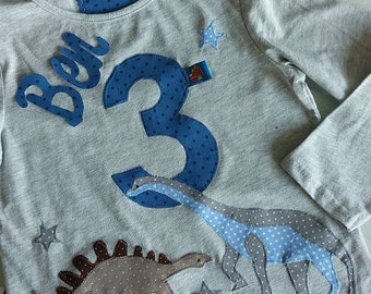 Geburtstagsshirt Dino in hellgrau auf Wunsch mit Namen, langer Arm