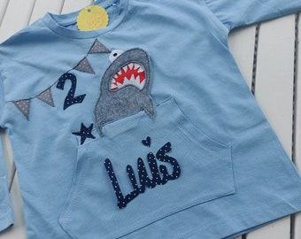 Jungen Geburtstagsshirt hellblau mit Tasche, Haifisch, mit Zahl, Wimpel und ggf. Namen