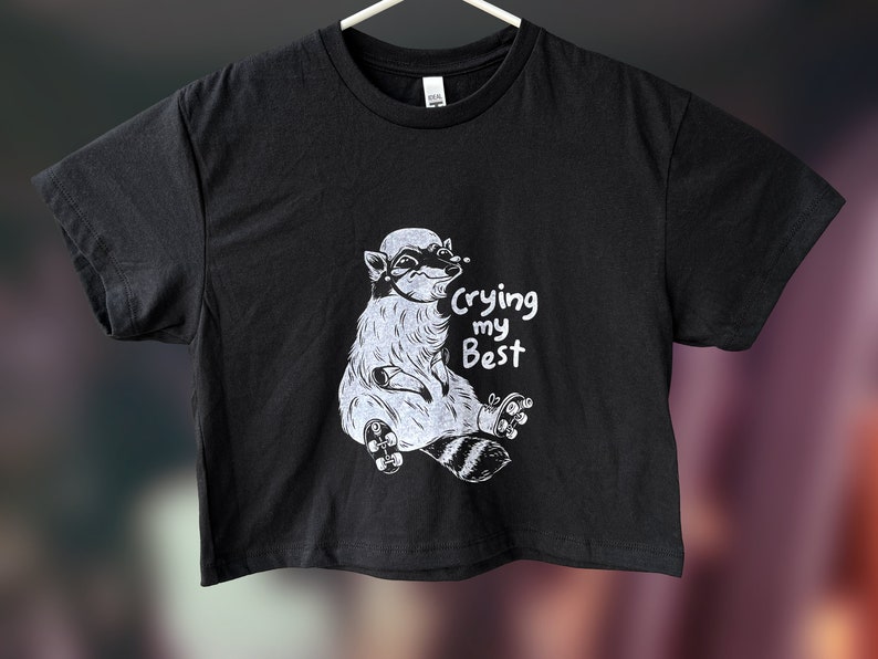 Top corto de mapache, camiseta de panda basurero, camiseta "Intentando lo mejor que puedo", camisetas de patinaje, camisetas cortas bonitas, camisetas estampadas, mapache divertido, llorón imagen 1