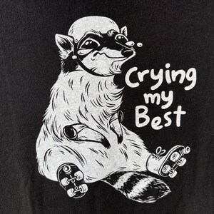 Top corto de mapache, camiseta de panda basurero, camiseta "Intentando lo mejor que puedo", camisetas de patinaje, camisetas cortas bonitas, camisetas estampadas, mapache divertido, llorón imagen 2