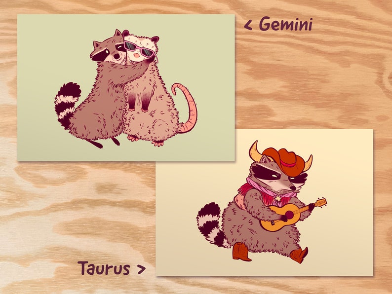 K&ouml;nnte beinhalten: Zwei illustrierte Waschb&auml;ren, einer mit Sonnenbrille, umarmen sich. Der Text "< Gemini" befindet sich in der oberen rechten Ecke. Eine zweite Illustration zeigt einen Waschb&auml;ren mit einem Cowboyhut, der Gitarre spielt. Der Text "Taurus >" befindet sich in der unteren linken Ecke.