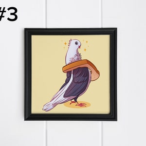 Puede incluir: Una ilustraci&oacute;n de dibujos animados de una paloma que lleva una rebanada de pan como sombrero. La paloma es blanca con alas grises y un fondo amarillo con estrellas doradas.