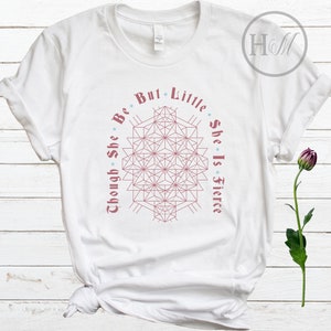 Lei è una camicia feroce / Anche se è piccola / Citazione di William Shakespeare