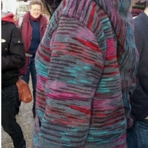 Regenbogenjacke mit abnehmbarer langen Kapuze Bild 2