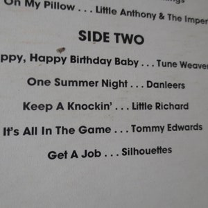 Pu&ograve; includere: Una copertina di un album di vinile vintage con il titolo "SIDE TWO" e un elenco di canzoni e artisti, tra cui "Happy, Happy Birthday Baby... Tune Weavers", "One Summer Night... Danleers", "Keep A Knockin'... Little Richard", "It's All In The Game... Tommy Edwards" e "Get A Job... Silhouettes".