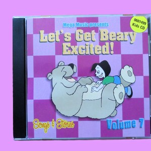 Könnte beinhalten: Eine CD-Hülle mit lila-rosa kariertem Hintergrund und einer Cartoon-Illustration eines Bären und eines Kindes. Der Text lautet Mega Music presents Let's Get Beary Excited! Songs & Stories Volume 7. Ein gelber Aufkleber zeigt 0601499 Kids CD.