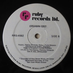 Pu&ograve; includere: Un'etichetta di disco in vinile bianco con un logo "rr" rosa e il testo "ruby records ltd." in nero. Il disco &egrave; intitolato "CRUISIN 1957" e elenca le canzoni sul lato B: "Happy, Happy Birthday Baby... Tune Weavers", "One Summer Night... Danleers", "Keep A Knockin'... Little Richard", "It's All In The Game... Tommy Edwards", "Get A Job...Silhouettes". L'etichetta include anche informazioni di distribuzione: "DISTRIBUTED PAR RUBY RECORDS, 50 BULLOCK DRIVE, MARKHAM, ONT. L3P-3P2" e crediti: "Courtesy of Key Seven Music All Other Selections Courtesy of The San Juan Music Group".