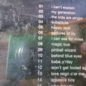 Puede incluir: Un primer plano de una caja de casete con una lista de t&iacute;tulos de canciones y n&uacute;meros de pista. Los t&iacute;tulos de las canciones incluyen "I Can't Explain", "My Generation", "The Kids Are Alright", "Substitute", "Happy Jack", "Pictures of Lily", "I Can See for Miles", "Magic Bus", "Pinball Wizard", "Behind Blue Eyes", "Baba O'Riley", "Won't Get Fooled Again", "Love Reign O'er Me", "Squeeze Box" y "Who Are You".