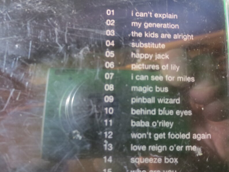 Puede incluir: Un primer plano de una caja de casete con una lista de t&iacute;tulos de canciones y n&uacute;meros de pista. Los t&iacute;tulos de las canciones incluyen "I Can't Explain", "My Generation", "The Kids Are Alright", "Substitute", "Happy Jack", "Pictures of Lily", "I Can See for Miles", "Magic Bus", "Pinball Wizard", "Behind Blue Eyes", "Baba O'Riley", "Won't Get Fooled Again", "Love Reign O'er Me", "Squeeze Box" y "Who Are You".