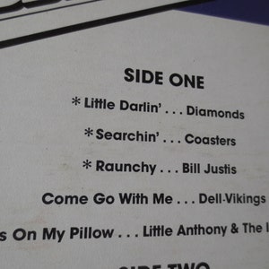 Pu&ograve; includere: Una copertina di un album di vinile vintage con il titolo "SIDE ONE" e un elenco di canzoni, tra cui "Little Darlin'" dei Diamonds, "Searchin'" dei Coasters, "Raunchy" di Bill Justis, "Come Go With Me" dei Dell-Vikings e "Tears On My Pillow" di Little Anthony & The Imperials. La copertina dell'album include anche l'anno "1957".